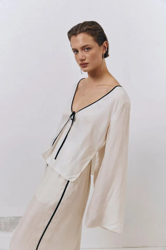 Women VRG GRL Long Sleeve Moonscapes Tie Front Top Cream Women VRG GRL Long Sleeve Moonscapes Tie Front Top Cream